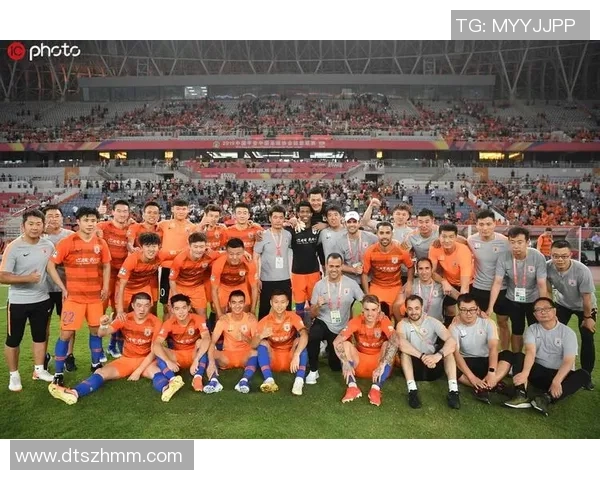 足坛巨星同框留下难忘瞬间球迷争相传颂温情合影